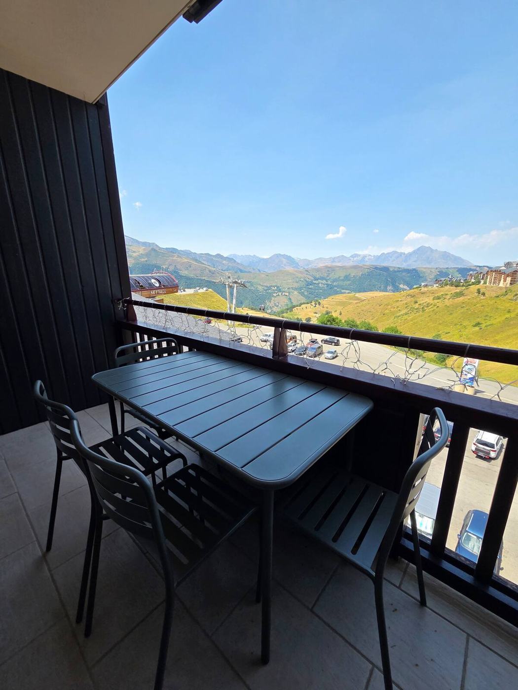 Balcon meublé face à la vallée